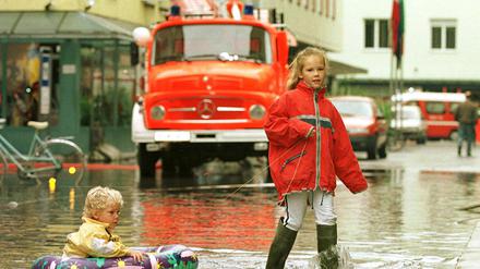 „Jahrhunderthochwasser“ mit Ernteausfällen, vollgelaufenen Kellern, aber auch Spaß.