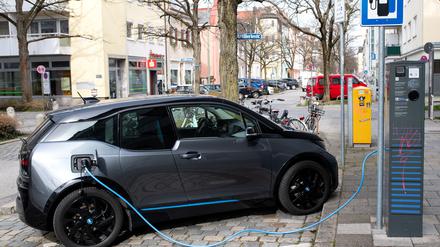 Der Ausbau von Ladesäulen geht zu langsam voran.