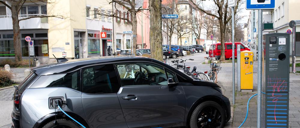 Der Ausbau von Ladesäulen geht zu langsam voran.
