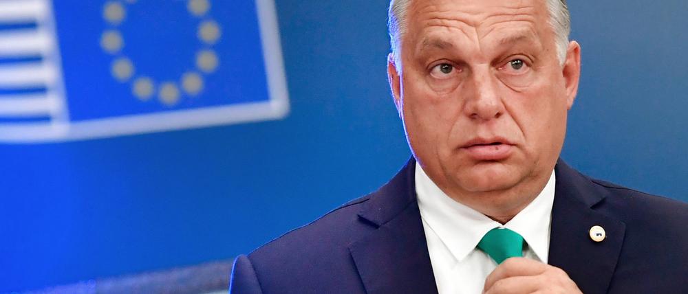 Ungarns Ministerpräsident Viktor Orban trifft zum EU-Gipfel im Gebäude des Europäischen Rates ein. Das Europaparlament hat infrage gestellt, ob Ungarn für den Vorsitz der EU-Ratspräsidentschaft im kommenden Jahr geeignet ist.
