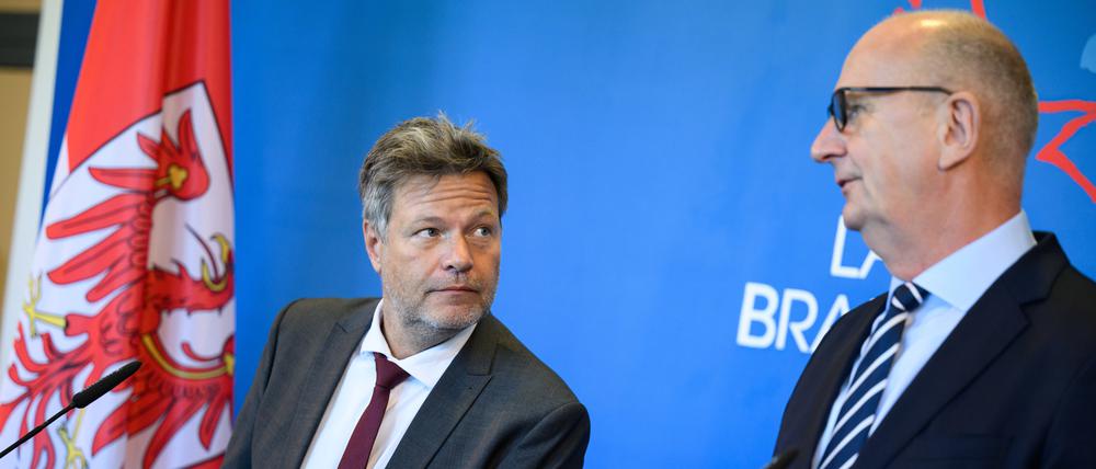 Neue Einigkeit: Bundeswirtschaftsminister Robert Habeck (Grüne, l.) und Ministerpräsident Dietmar Woidke (SPD) am Donnerstag in Potsdam.