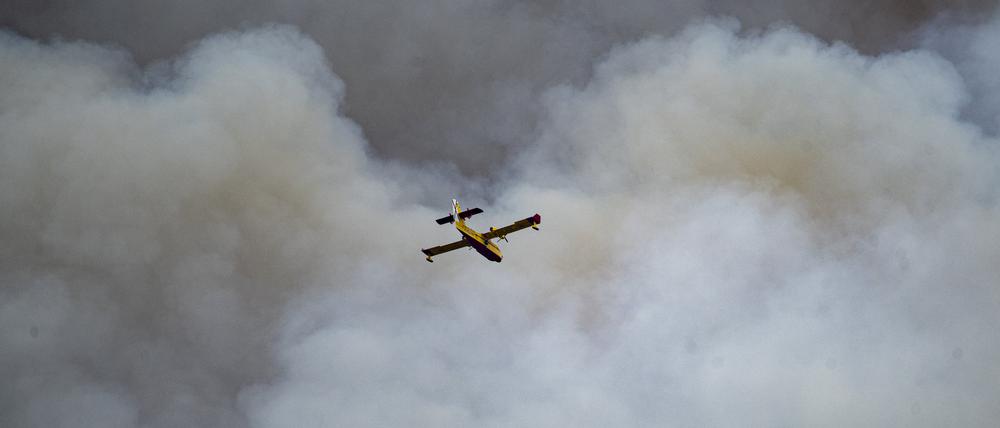 Ein Waldbrand in der Nähe von San Agustin, Aragonien in Spanien.
