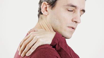 Eine „Frozen Shoulder“ kann monatelang Schmerzen bereiten.