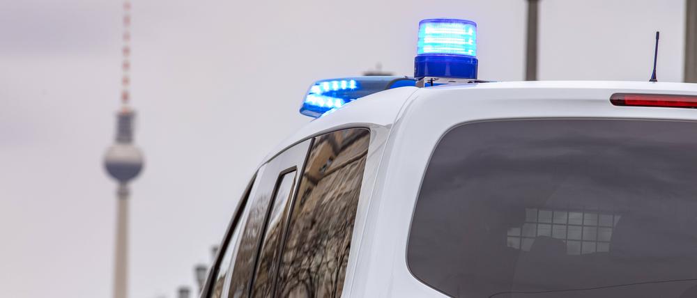Während eines Überfalls auf ein Juweliergeschäft am Mittwoch in Schmargendorf (Bezirk Charlottenburg-Wilmersdorf) wurde die 79-jährige Inhaberin brutal angegriffen und gewürgt.