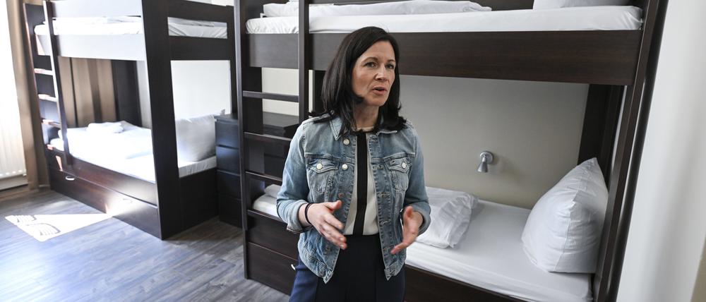 Katharina Günther-Wünsch (CDU), Senatorin für Bildung, Jugend und Familie, besucht eine neu eröffnete Geflüchtetenunterkunft für unbegleitete minderjährige Flüchtlinge in Charlottenburg. Das Wohnheim ermöglicht eine Vielzahl von Lern- und Freizeitangeboten.