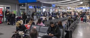 Schleuser statten Migranten mit gefälschten Reisedokumenten aus.