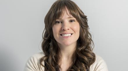 Kate Beaton mit einigen ihrer Zeichnungen.
