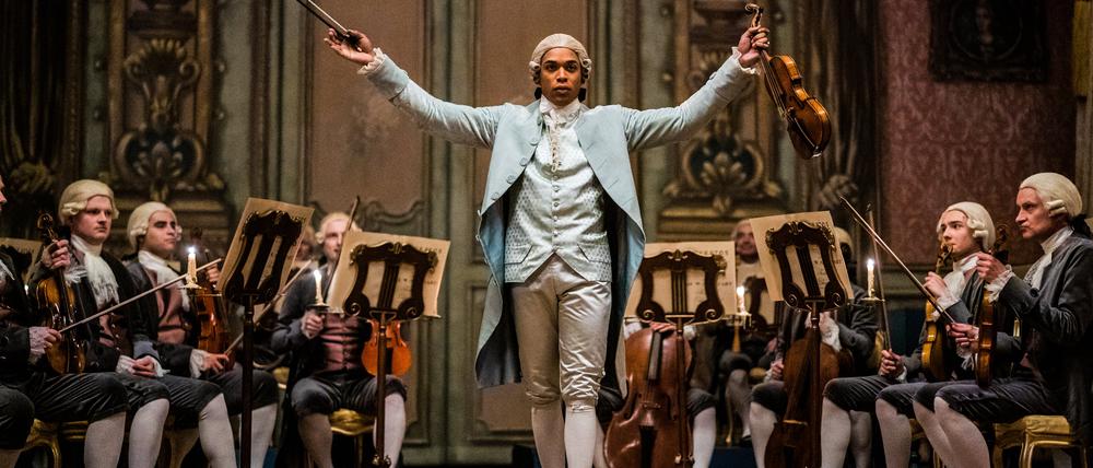 Kelvin Harrison Jr. als Geigenvirtuose und Komponist Joseph Bologne, Chevalier de Saint-Georges, in Stephen Williams' Biopic "Chevalier".