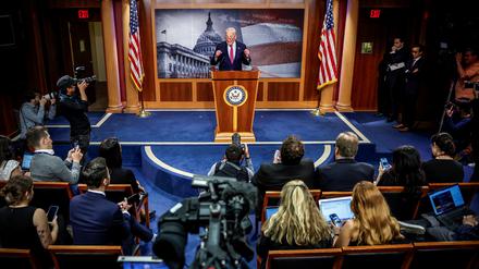 Der Mehrheitsführer im US-Senat, Chuck Schumer gibt eine Pressekonferenz auf dem Capitol Hill in Washington.
