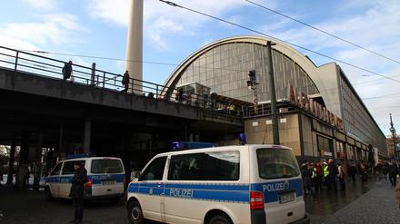 Polizei am Alexanderplatz. 