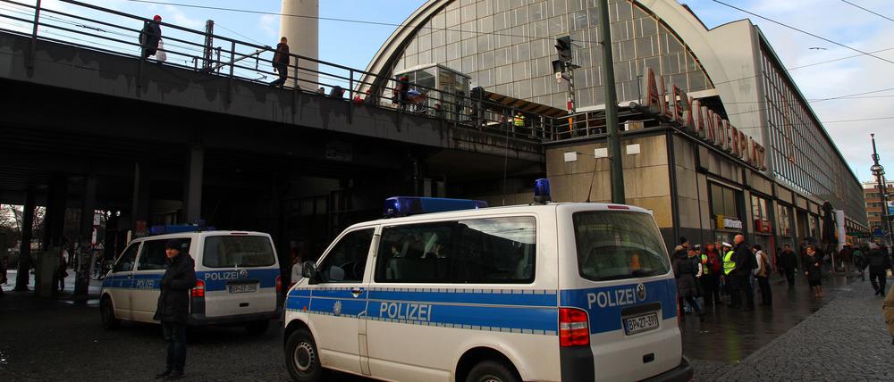 Polizei am Alexanderplatz.