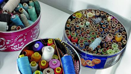 Statt Keksen: Garndosen in der Kostümwerkstatt der Komischen Oper.