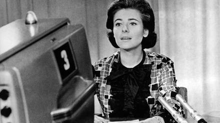 Eine Fernsehansagerin der ersten Stunde. Edelgard Stössel wurde im Januar 1963 vom Zweiten Deutschen Fernsehen ausgewählt, das tägliche Programm anzusagen.