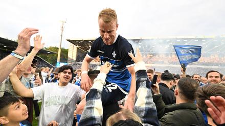 Auf Händen getragen. Fabian Holland ist zum zweiten Mal mit Darmstadt 98 in die Bundesliga aufgestiegen