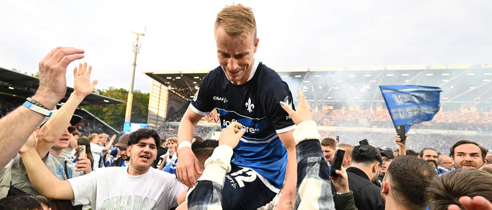 Auf Händen getragen. Fabian Holland ist zum zweiten Mal mit Darmstadt 98 in die Bundesliga aufgestiegen