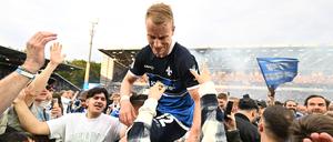Auf Händen getragen. Fabian Holland ist zum zweiten Mal mit Darmstadt 98 in die Bundesliga aufgestiegen