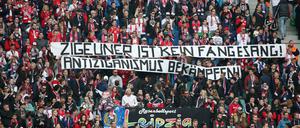 Kein Platz für Rassismus. Banner im Spiel RB Leipzig gegen Leverkusen, 2017.