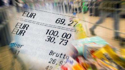 Die Teuerung nimmt ab. Doch kommt die sinkende Inflation nur langsam beim Verbraucher an.