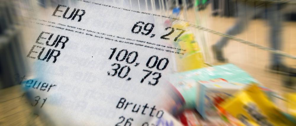 Die Teuerung nimmt ab. Doch kommt die sinkende Inflation nur langsam beim Verbraucher an.
