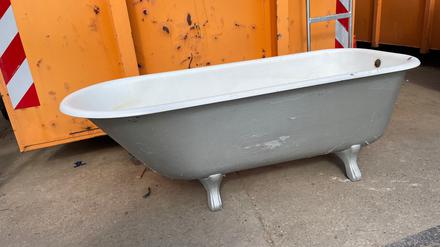 Objekt der Begierde: Badewanne auf dem BSR-Recyclinghof Hegauer Weg in Berlin-Zehlendorf.