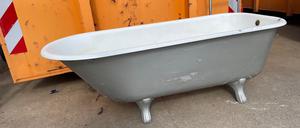 Objekt der Begierde: Badewanne auf dem BSR-Recyclinghof Hegauer Weg in Berlin-Zehlendorf.