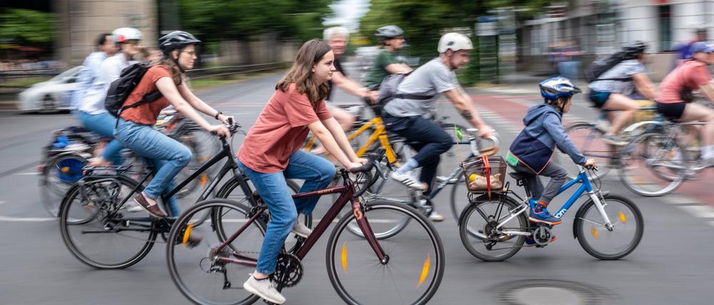 Die traditionelle Fahrradsternfahrt führt über Hauptstraßen in die City.