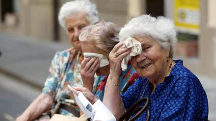 FILE - Three elderly ladies in Pontedera, Italy wipe the sweat from their foreheads as temperatures surged all over Italy on Friday, 23 July 2004. Foto: Franco Silvi/ANSA/dpa (zu dpa "Arbeiten bis 75? Italiens Generation Y fürchtet um die Rente" vom 27.04.2016) +++(c) dpa - Bildfunk+++ |