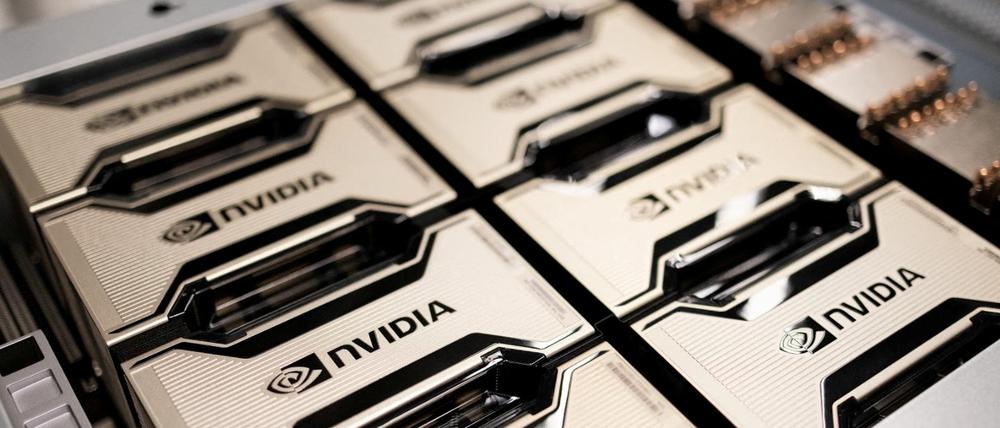 Der Halbleiterkonzern Nvidia hat beim Börsenwert die Schwelle von einer Billion Dollar geknackt.