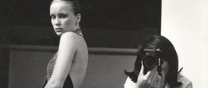 Alice Springs, Selbstporträt mit Sirpa Lane, Paris 1970s