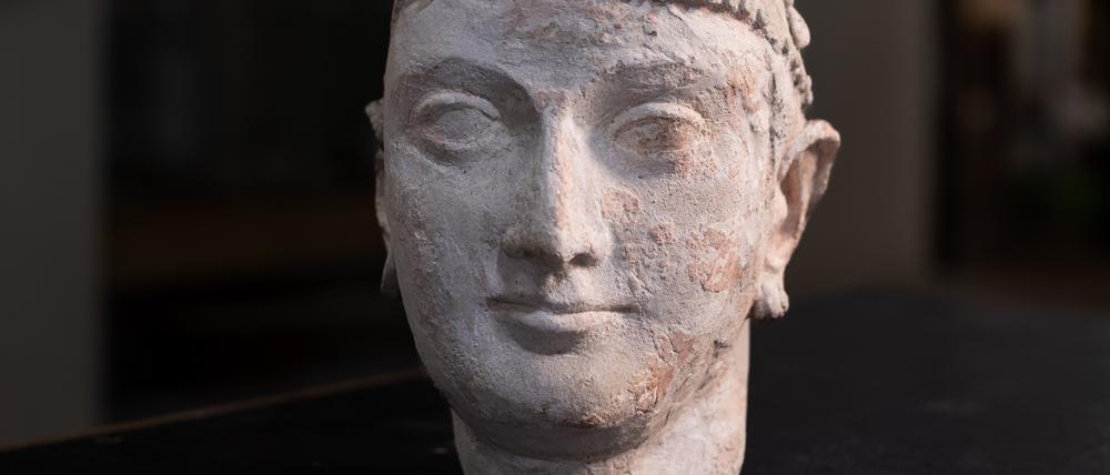 Terrakottafigur eines „Prinzen“ aus einer Tempelanlage aus Dalverzintepa aus dem 1.-2. Jahrhundert nach Christus.