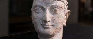 Terrakottafigur eines „Prinzen“ aus einer Tempelanlage aus Dalverzintepa aus dem 1.-2. Jahrhundert nach Christus.