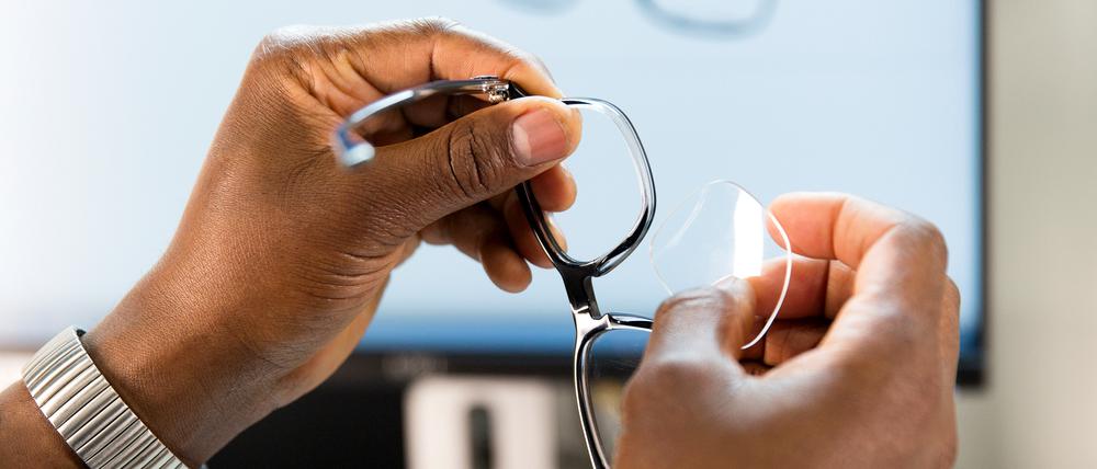 Trotz Automatisierung werden auch bei Mister Spex die Brillengläser noch von Menschenhand eingesetzt.