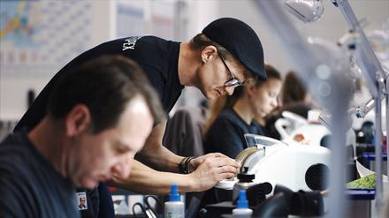 Werkstatt des Online-Optikers Mister Spex im Logistikzentrum in Spandau.