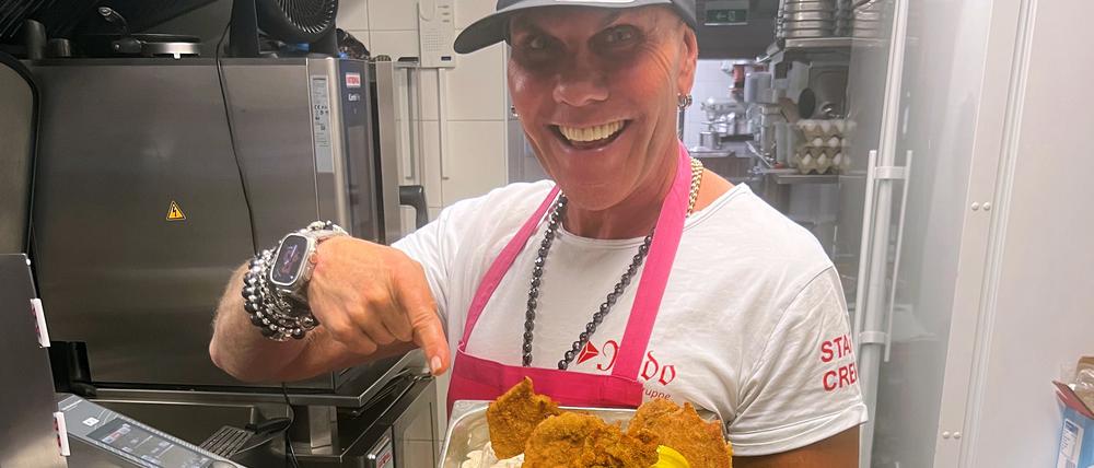 Gastronom René Dost hat Eis aus püriertem Schnitzel kreiert.