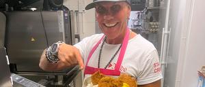 Gastronom René Dost hat Eis aus püriertem Schnitzel kreiert.