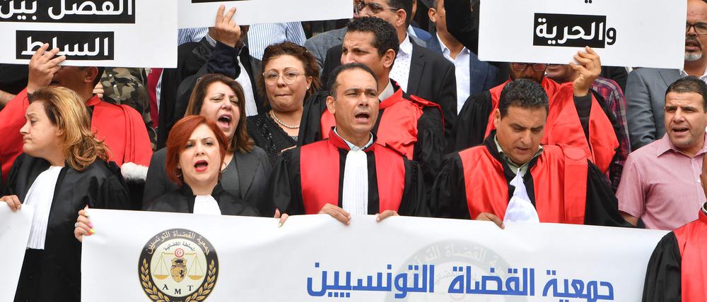 Anwälte protestieren in Tunis gegen die Politisierung der Justiz.