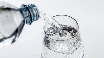 Die strengste Fastenart: nur Wasser trinken.