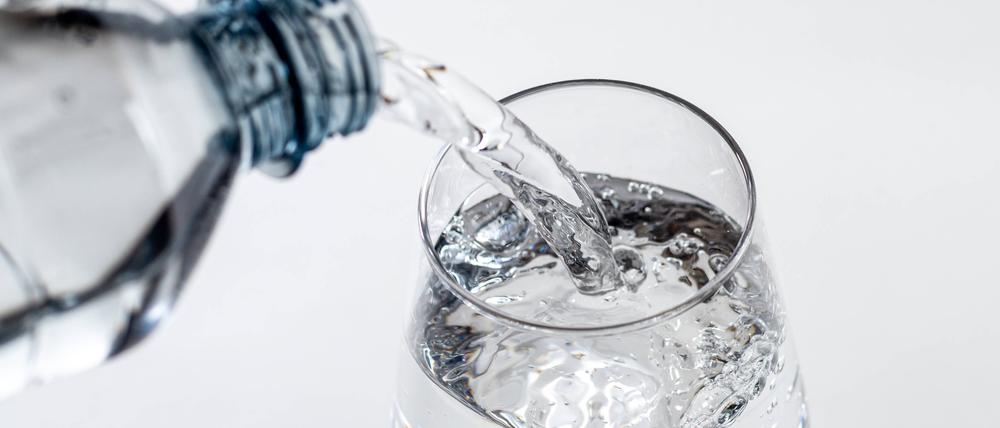 Die strengste Fastenart: nur Wasser trinken.