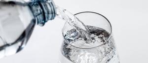 Die strengste Fastenart: nur Wasser trinken.