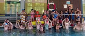 Sie wollen weiter schwimmen: Nur in Zehlendorf bietet die DLRG Kinder- und Babyschwimmkurse an.