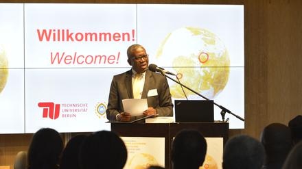 Der kamerunischer Botschafter Victor Ndocki eröffnet die Konferenz mit einer Ansprache. 