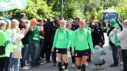 Die Fans des VfL Wolfsburg stehen der Mannschaft vor der Abreise zum Champions League Finale in Eindhoven Spalier. 