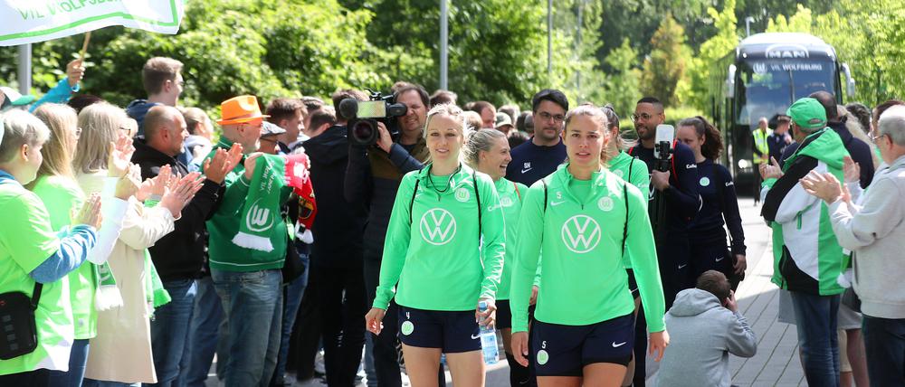 Die Fans des VfL Wolfsburg stehen der Mannschaft vor der Abreise zum Champions League Finale in Eindhoven Spalier.