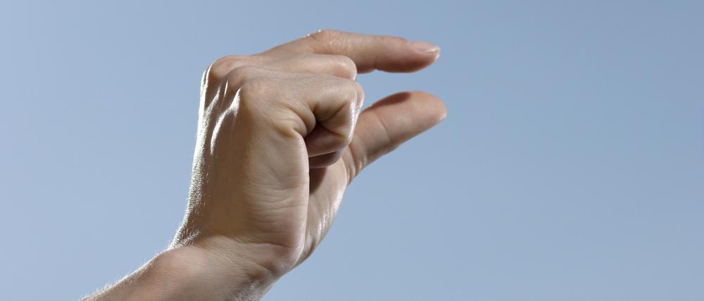 Ausgestreckte Gliedmaßen eignen sich besser als Maßeinheit als bewegliche Abstände: hier etwa ein Daumenbreit.