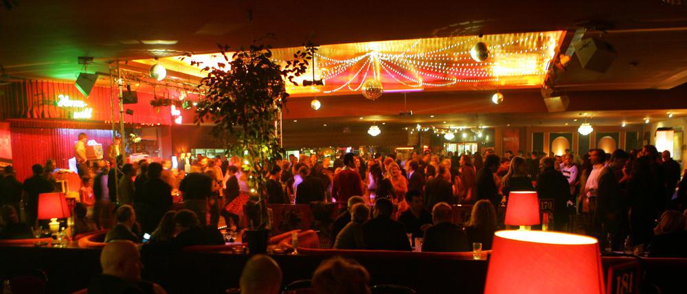 Partystimmung im Tanzcafe „Cafe Keese“ in der Bismarckstraße in Berlin am Dienstrag (14.02.2006). Nach der Uraufführung des deutschen Films „Der Rote Kakadu“ Im Rahmen der 56. Internationalen Filmfestspiele feierten hier in der Nacht die Berlinale-Gäste. Der Streifen über eine rebellische Jugendclique mit Vorliebe für die aufkommende Rock ‘n’ Roll-Musik aus dem Westen spielt rund um eine Szene-Bar und kommt am 16.02.2006 in die Kinos. Foto: Jens Kalaene +++(c) dpa - Report+++