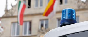 Das Blaulicht von einem Polizeifahrzeug ist während eines Treffens der Länder-Finanzminister vor dem historischen Rathaus von Münster zu sehen. 