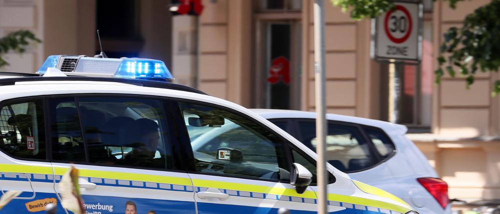 Einsatz mit Blaulicht. In Kreuzberg wird eine Frau schwer verletzt.