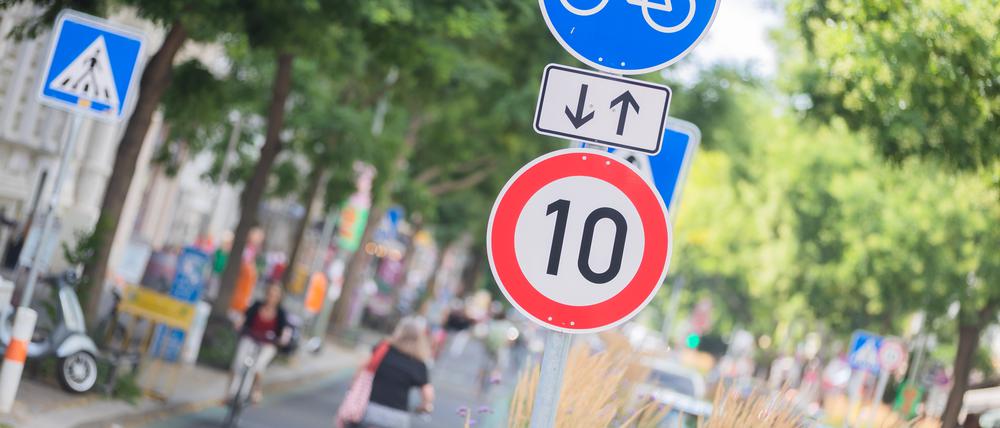 Ein Fahrradweg auf der Bergmannstraße im Berliner Stadtteil Kreuzberg. 