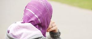 Eine junge Muslimin sitzt am 05.05.2010 in Frankfurt am Main und trägt ein Kopftuch zu einem modernen, westlichen Kapuzenpullover (Illustration zum Thema Zwangsehe).