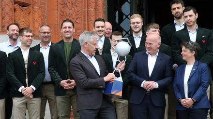 Lange nicht gesehen. Füchse-Präsidenten Frank Steffel (M) begutachtet den Europapokal. 